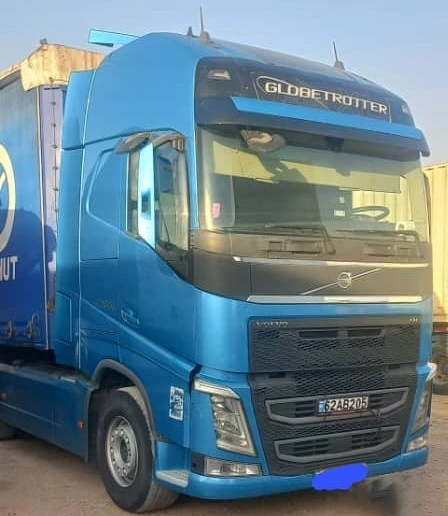 نمای کامل کشنده ولوو FH500 مدل 2019، بی رنگ، سه خط و فلاپ اورجینال