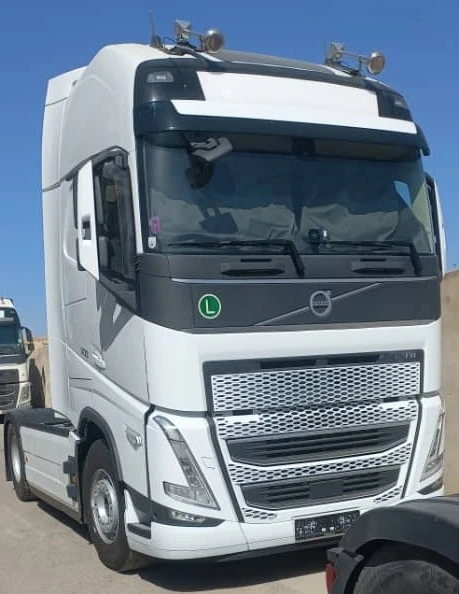 نمای کامل کشنده ولوو FH500 مدل 2024 صفر خشک، سه خط و فول آپشن