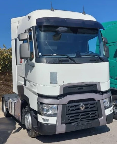 نمای کامل کشنده رنو T480 مدل 2021، بی رنگ و باتری بغل