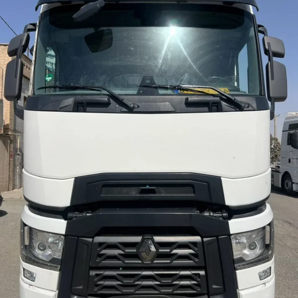 نمای کامل کشنده رنو T520 مدل 2021 پلاک شده (بسیار تمیز)