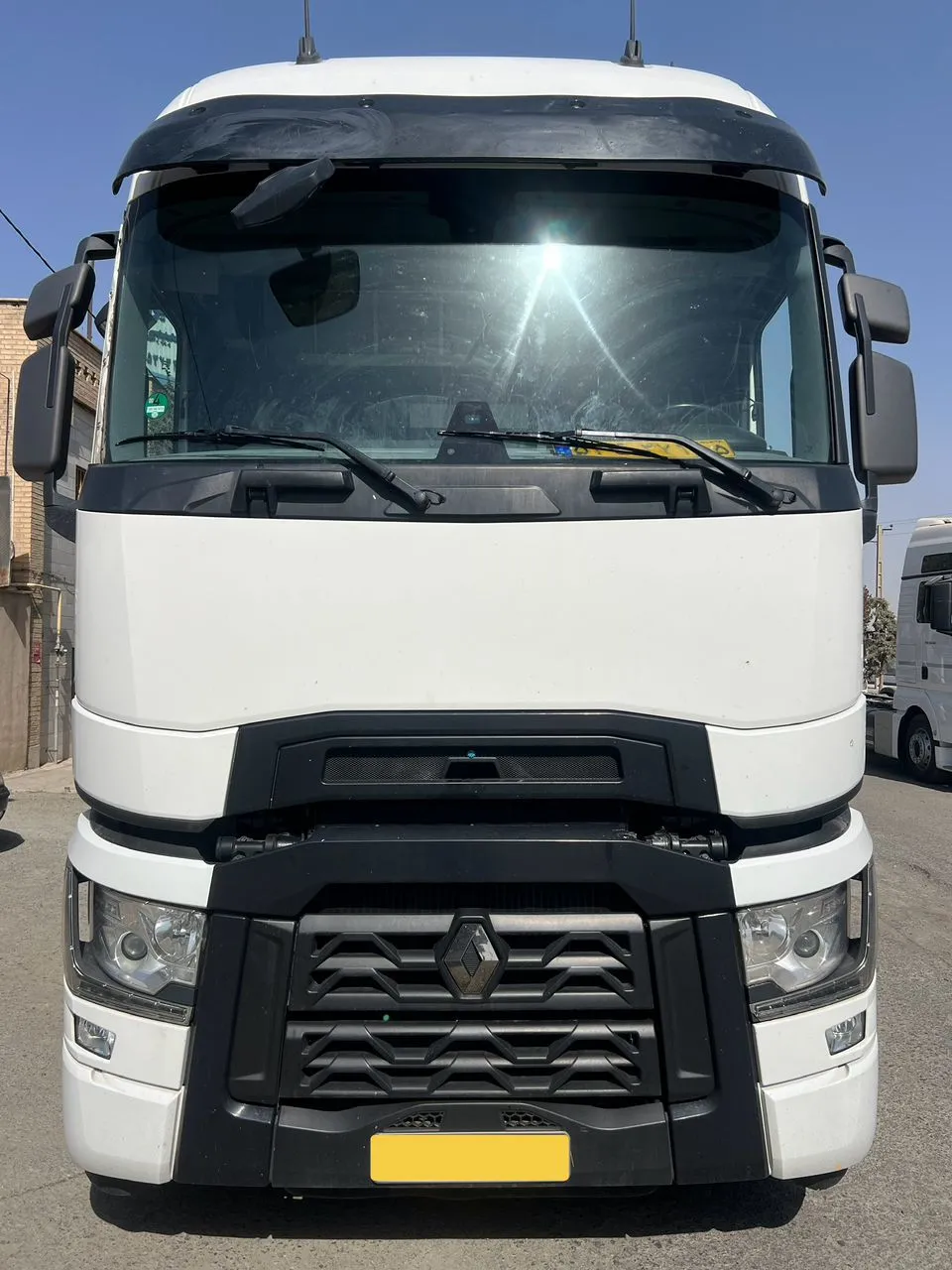 نمای کامل کشنده رنو T520 مدل 2021 پلاک شده (بسیار تمیز)