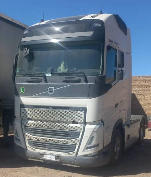 نمای کامل کشنده ولوو FH500 مدل 2022 صفر خشک، مجهز به I-Save