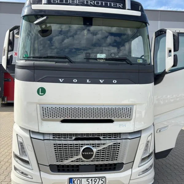 نمای کامل کشنده ولوو FH Aero 500 مدل 2025 با فلاپ بغل و پروژکتور سقفی