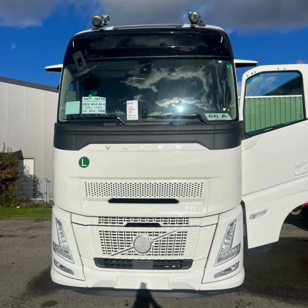 نمای کامل کشنده ولوو FH Aero 500 مدل 2026، فول آپشن با آینههای دوربین