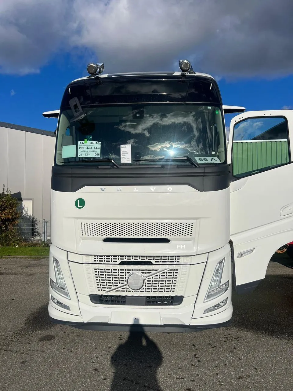 نمای کامل کشنده ولوو FH Aero 500 مدل 2026، فول آپشن با آینههای دوربین