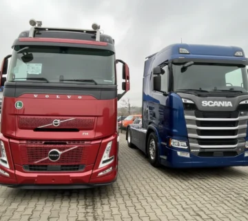 کشنده ی اسکانیاR500 در کنار ولوو آیرو 500