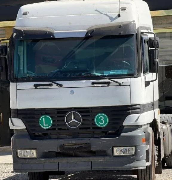 نمای کامل کشنده بنز آکتروس مدل 1383 (فنی به شرط)