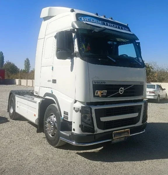 کشنده ولوو FH480 مدل 1390، با رنگ شدگی در سمت شاگرد