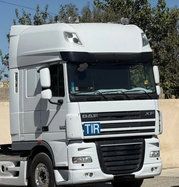 نمای کامل کشنده داف XF460 مدل 2013، بی رنگ و لاستیک 100 درصد