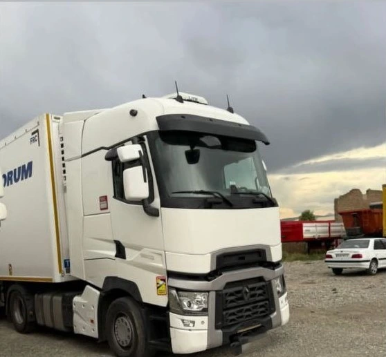 نمای کامل کشنده رنو T520 مدل 2019، بی رنگ و باتری بغل