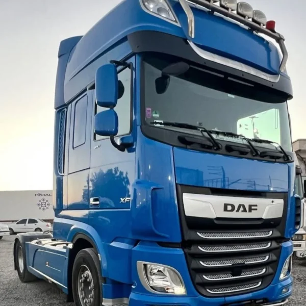 کشنده داف XF480 مدل 2018، رنگ آبی، مجهز به ریتارد گیربکس