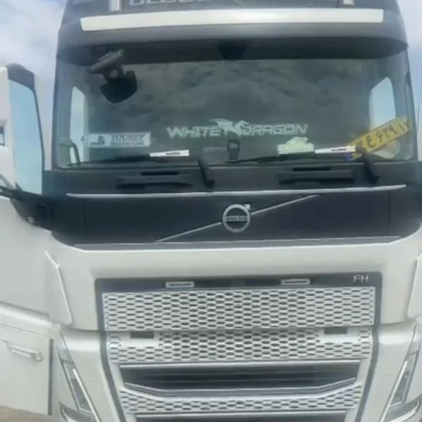 نمای کامل کشنده ولوو FH 500 نیوفیس مدل 2021 فول کالر با رینگ استیل