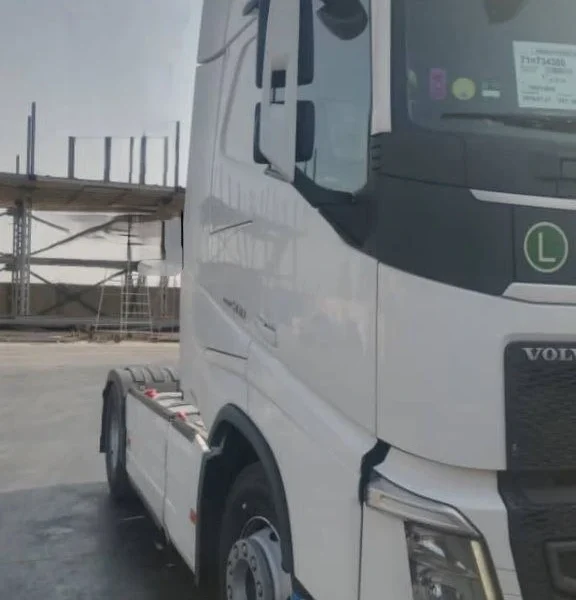 نمای کامل کشنده ولوو FH500 مدل 2021، سه خط یورو 6