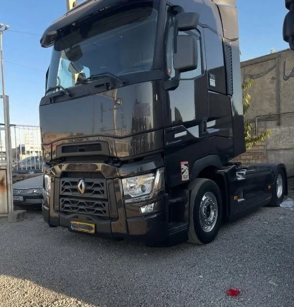 نمای کامل کشنده رنو T520 مدل 2021، بی رنگ و تمام فول