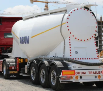 تصویر تریلر بونکر ۲۸ متر مکعب اروم تریلر، با طراحی ساختار Monocoque و کمپرسور تخلیه دیزلی نصب شده.