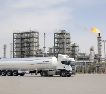 تصویر تریلی تانکر LPG گردن قویی مارال، با بدنه فولادی مخصوص تحت فشار و سیستم برق ضد جرقه ADR.