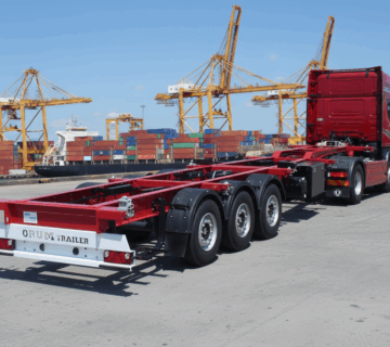 تصویر تریلر کانتینربر تیغه‌ای جامبو اروم تریلر، با کانتینر لاک‌های فولادی، آماده حمل کانتینر، مجهز به شاسی فولادی S500MC.