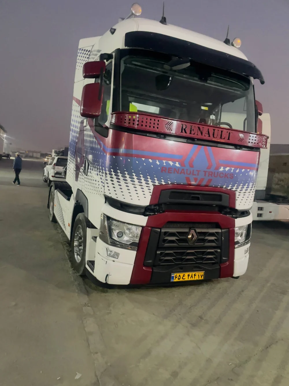 کشنده رنو T520 مدل 2021 سقف بلند بدون رنگ با فلاپ اصلی