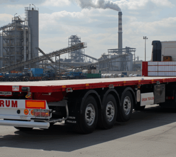 تصویر تریلر کفی اروم تریلر با کانتینر لاک‌های نصب شده، آماده حمل کانتینر، مجهز به شاسی فولادی S500MC.