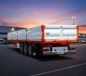 تصویر تریلی بغلدار فیلپا با دیواره‌های باز شده و آماده برای بارگیری جانبی پالتی.