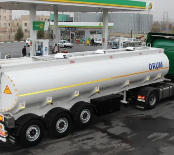 تصویر تریلر تانکر حمل سوخت چهار ماده اروم تریلر، با راهروی آلومینیومی ضد سرخوردن و بدنه فولادی چند محفظه‌ای.