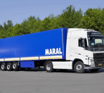 تصویر تریلی چادری سه محور مارال صنعت، با سقف کشویی کاملاً باز و دیواره‌های جمع‌شده،