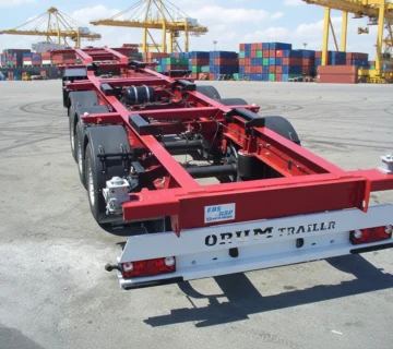 تصویر تریلر کانتینربر تیغه‌ای اروم تریلر، با قفل‌های کانتینر لاک، دارای قابلیت حمل کانتینر و مخازن، مجهز به شاسی فولادی S500MC.