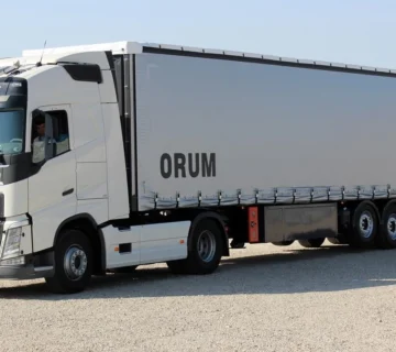 تصویر تریلی چادری اروم تریلر با سقف کشویی و چادر پلیمر اروپایی،