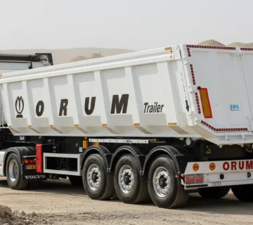 تصویر تریلر کمپرسی ۳۴ متر مکعب اروم تریلر، با بدنه فولادی S500MC و سیستم هیدرولیک در حال تخلیه بار.