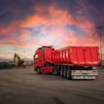 تصویر تریلی کمپرسی ۳۴ متر مکعبی سه محور، نشان دهنده اتاق فولادی مقاوم و سیستم جک هیدرولیک.