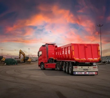 تصویر تریلی کمپرسی ۳۴ متر مکعبی سه محور، نشان دهنده اتاق فولادی مقاوم و سیستم جک هیدرولیک.